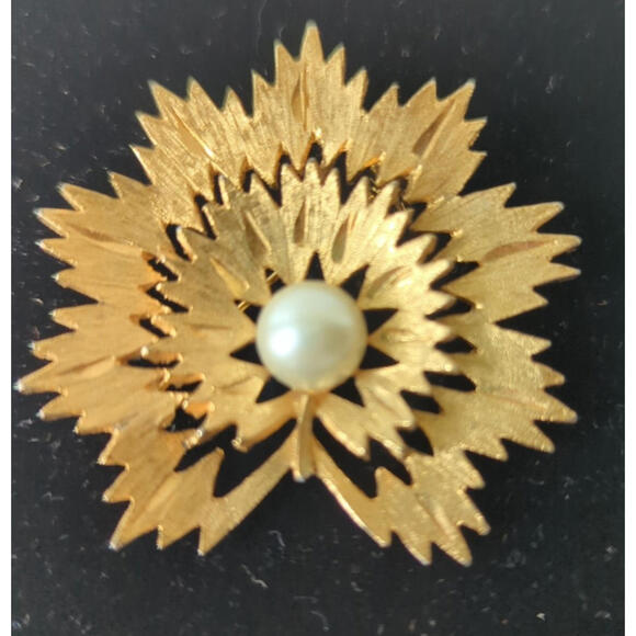 Vintage Mamselle Starburst Brooch Gold Tone with Faux Pearl at Center MCM 60's - Picture 2 of 6